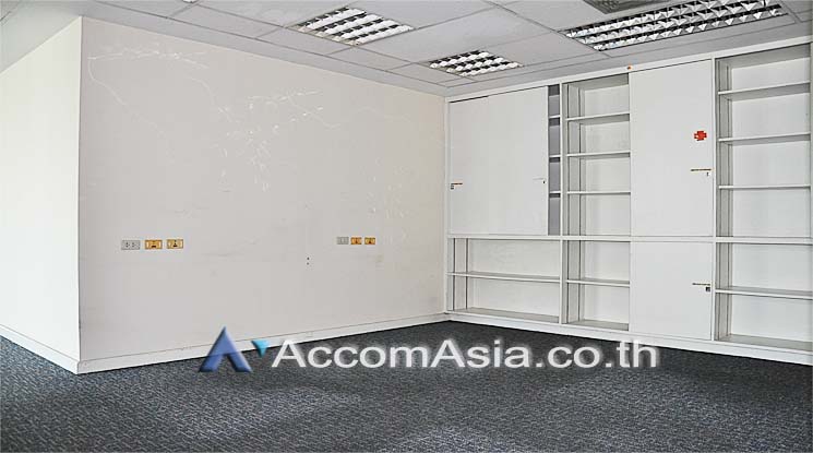 9  Office Space For Rent in Silom ,Bangkok BTS Surasak at Vorawat Building AA10943